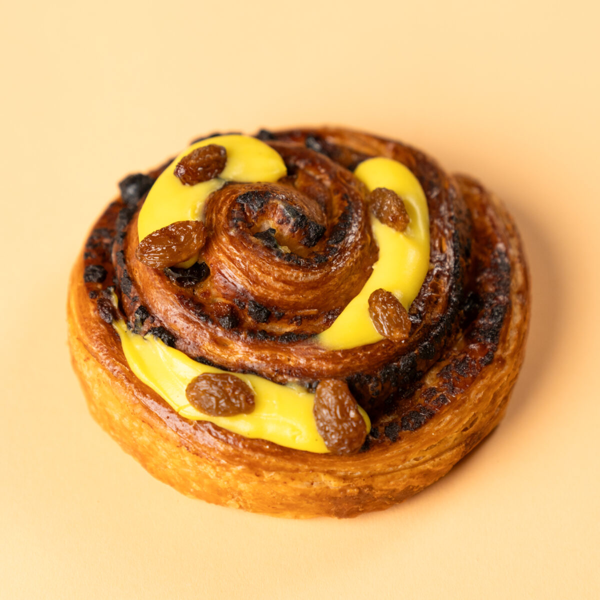 Cream and raisins swirl bun