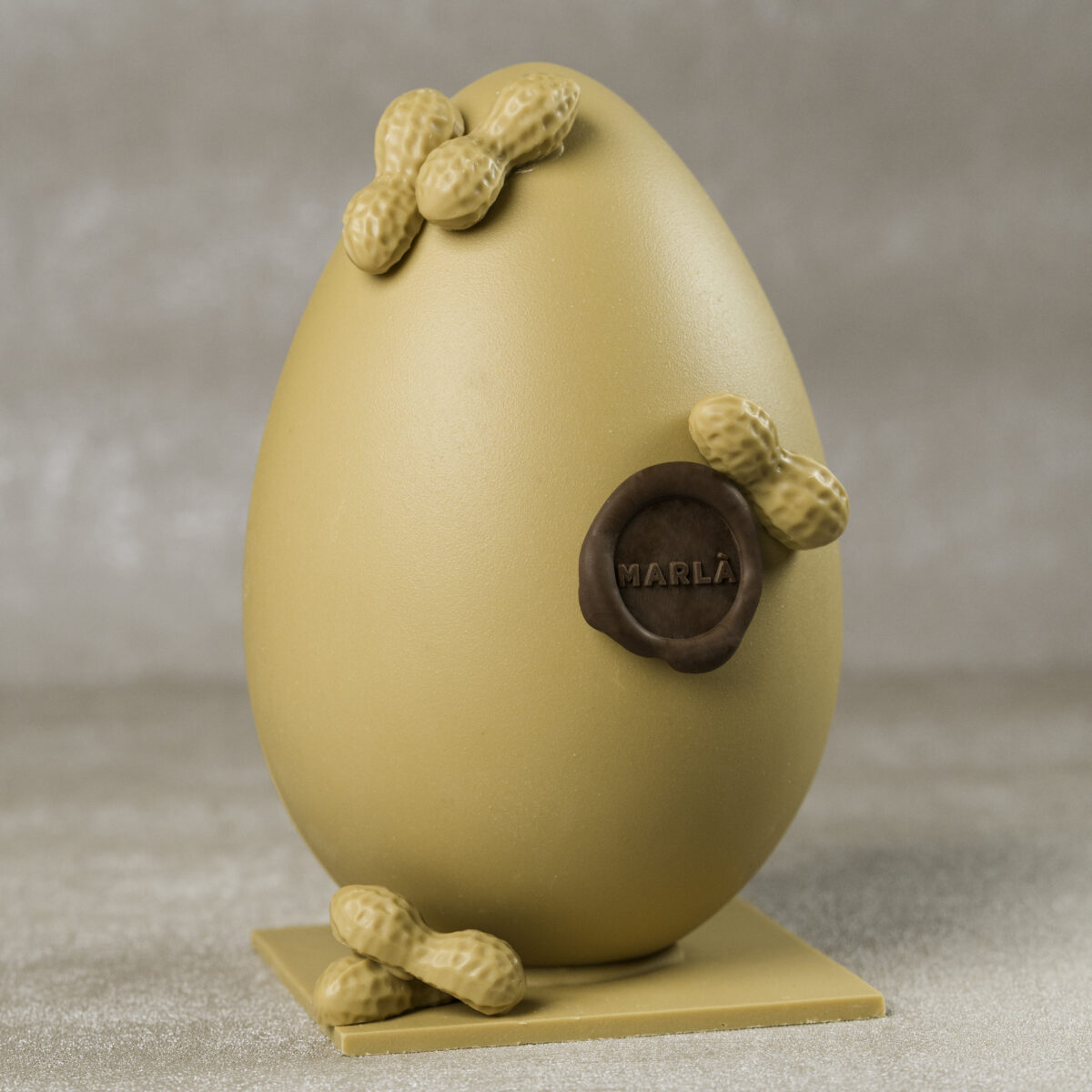 Milk chocolate egg with pistachios (Copia)
